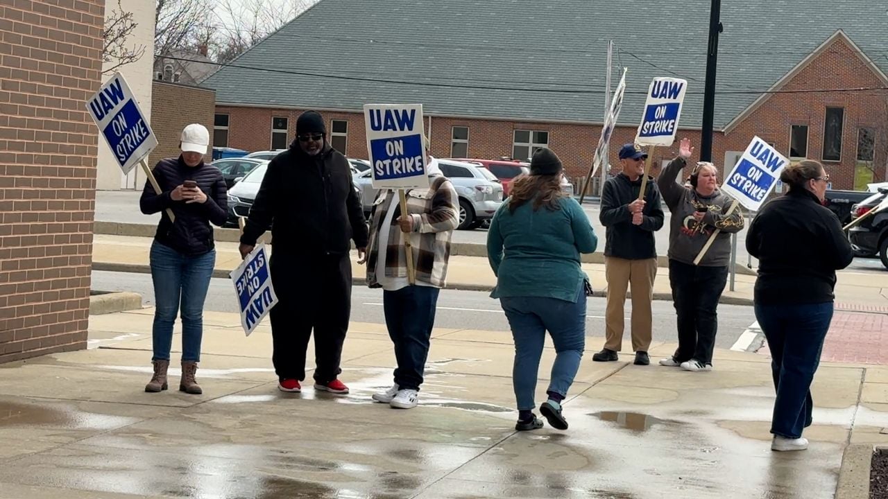 Image for article: Lorain County Board of Commissioners and <b>striking workers</b> meet for mediation - Spectrum News