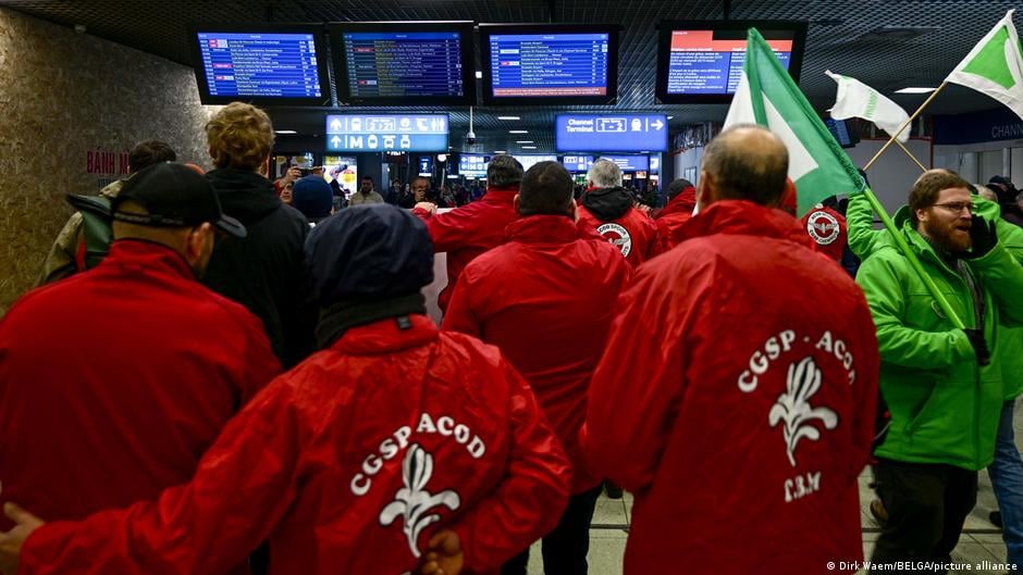 Image for article: Belgium faces nationwide disruption as unions <b>strike</b> – DW – 11/24/2025