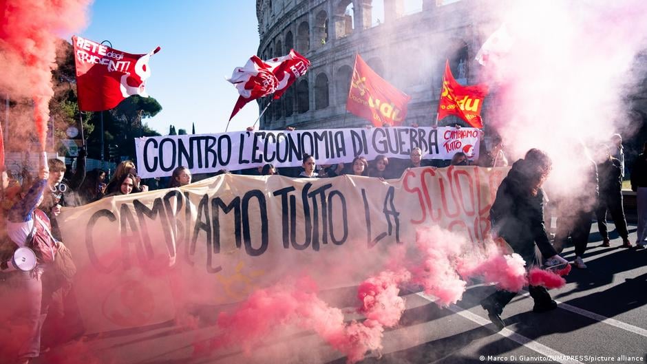 Image for article: Italy: Thousands demonstrate against Meloni's budget