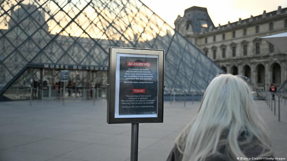 Image for article: Thousands turned away as Louvre <b>workers</b> launch <b>strikes</b> – DW – 12/15/2025