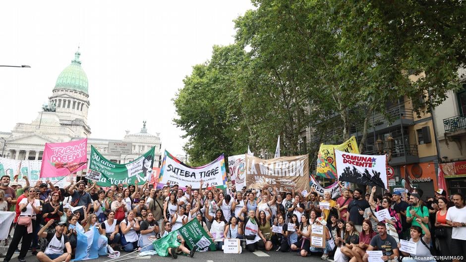 Image for article: Argentines <b>protest</b> as lower house passes divisive labor bill - Deutsche Welle