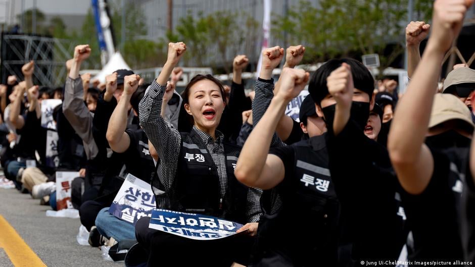 Image for article: Samsung avoids <b>strike</b> as <b>workers</b> approve massive bonus deal - dw.com
