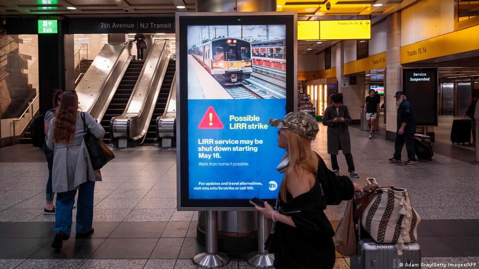 Image for article: US: New York's Long Island railway workers go on strike