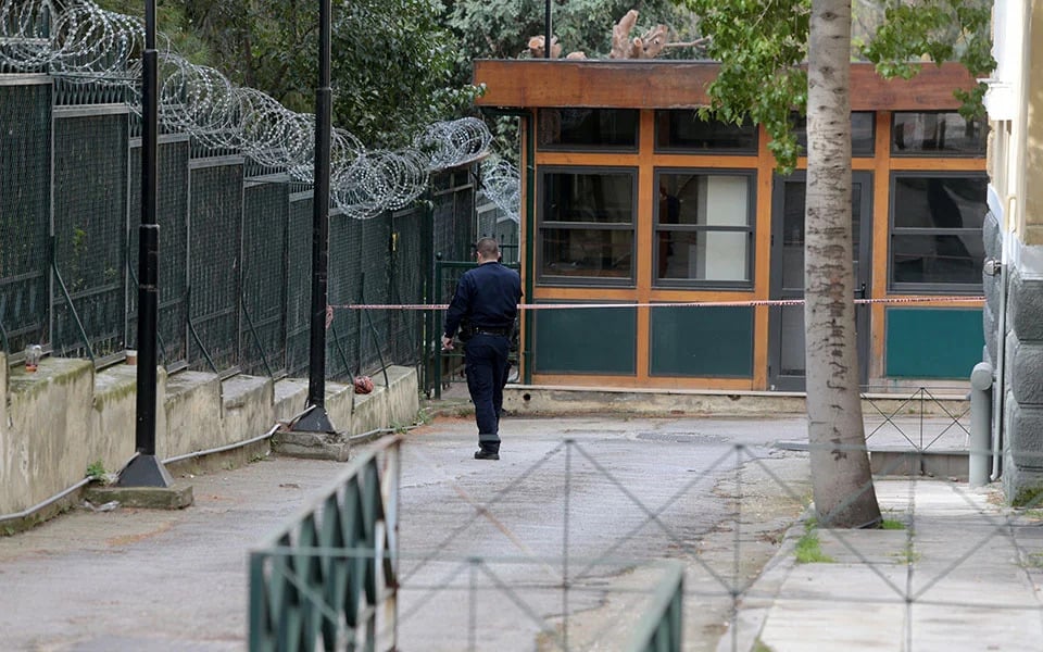 Image for article: Court workers planning more strikes after gun attack