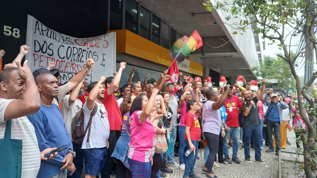Image for article: <b>Striking</b> Oil and Postal <b>Workers</b> in Brazil Unite Against Privatization - Left Voice