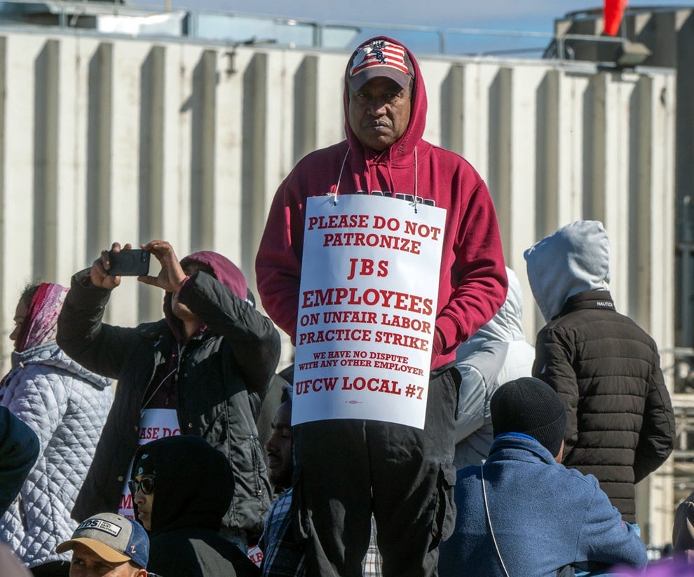 Image for article: Thousands of meatpacking <b>workers</b> at Swift Beef Co. plant halt <b>strike</b>, resume negotiations