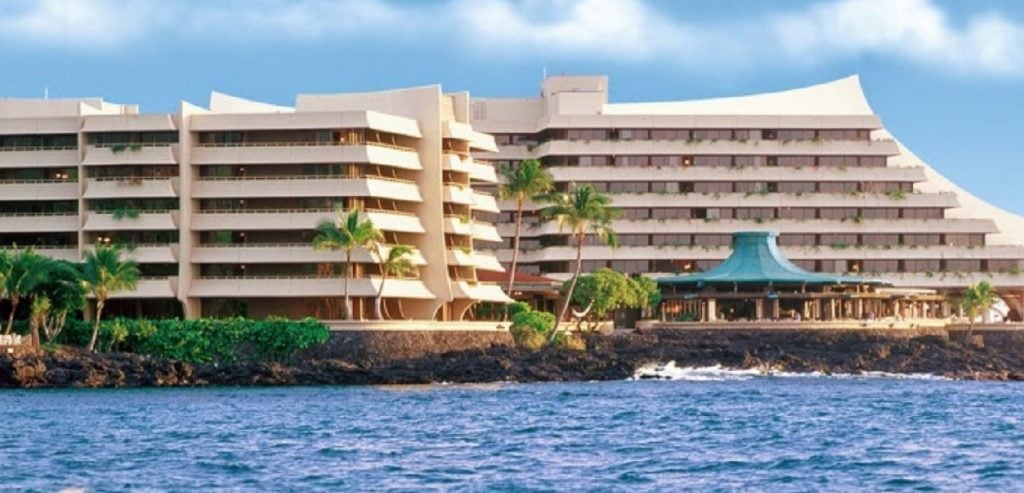 Image for article: Hotel <b>workers</b> at Royal Kona Resort on Big Island go on <b>strike</b>