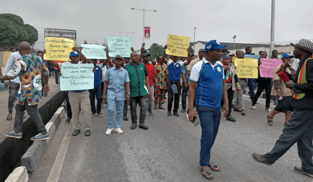 Image for article: Federal workers threaten nationwide strike over insecurity, wages