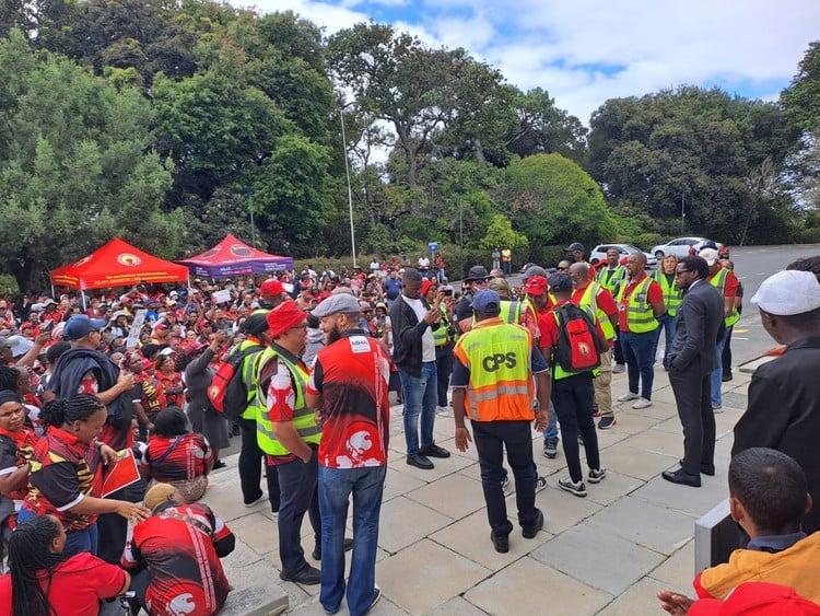 Image for article: Striking UCT staff demand 7% increase