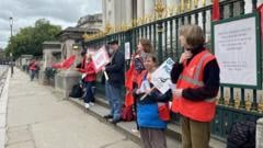 Image for article: City's living costs drive workers to food banks