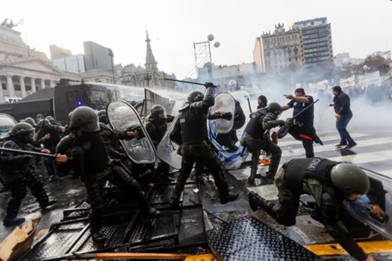 Image for article: Argentine unions brace for 24-hour general strike after Senate approves labour reform