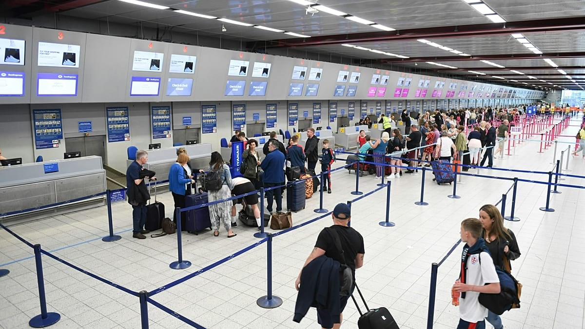 Image for article: Travelling to Spain for Easter? Flight disruption as airport staff call 'indefinite' strikes