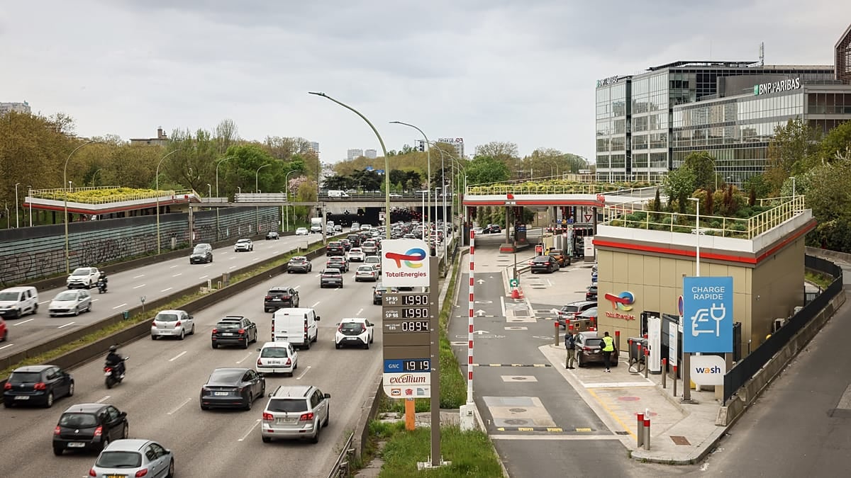 Image for article: Video. Construction workers block roads in France over soaring fuel prices