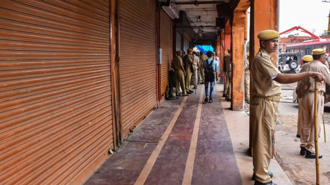 Image for article: Bharat Bandh: 30 crore <b>workers</b> on <b>strike</b> — Will schools, banks, and transport be impacted ...