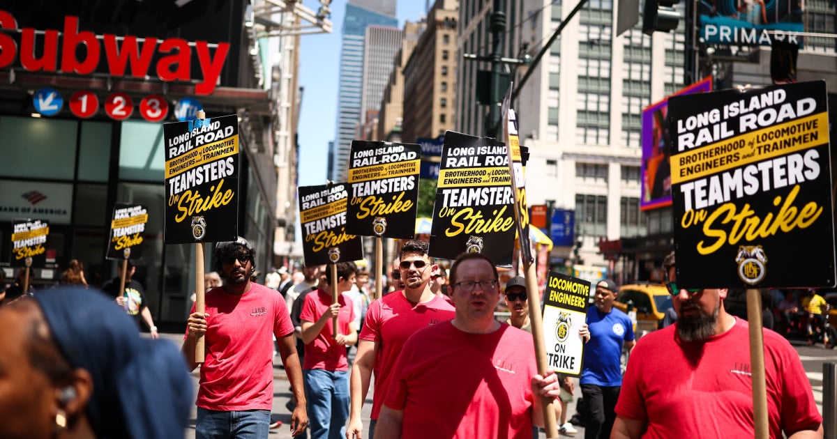 Image for article: Long Island Rail Road <b>strike</b> creates manic Monday commute as negotiators return to the table