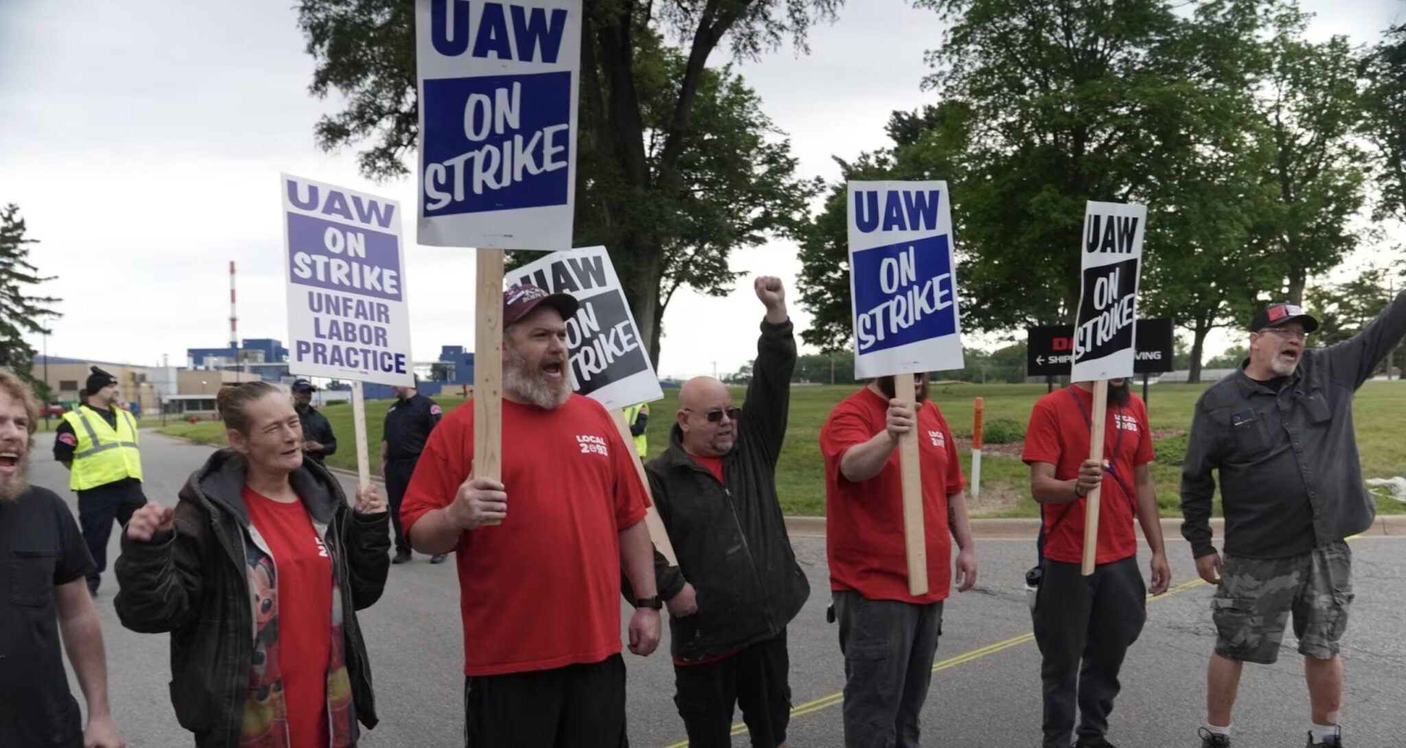 Image for article: UAW workers win US$30 Dauch deal, 10-day GM axle strike ends