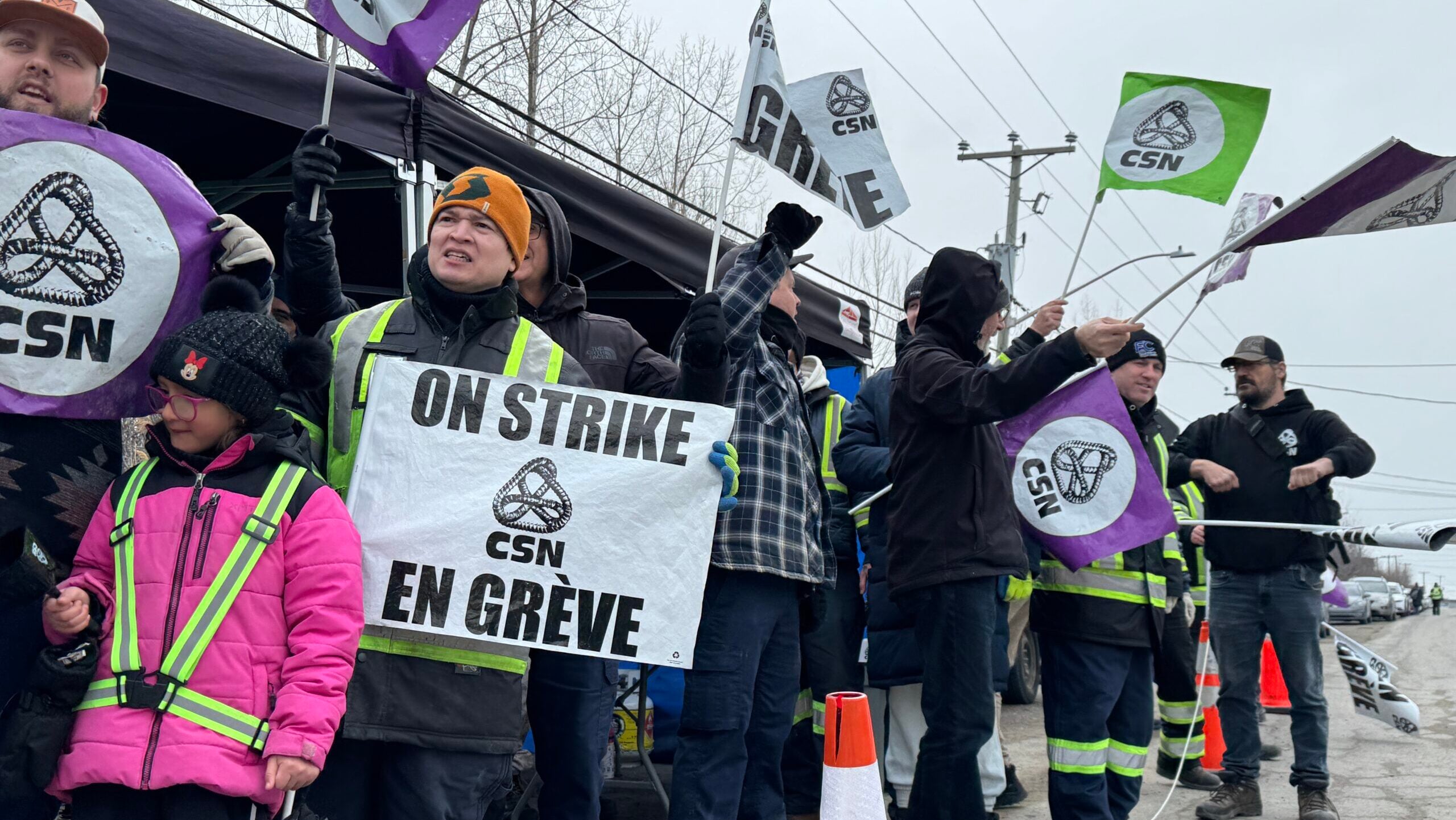Image for article: Metro grocery chain employees on strike amid fruit, vegetable shortage in Quebec