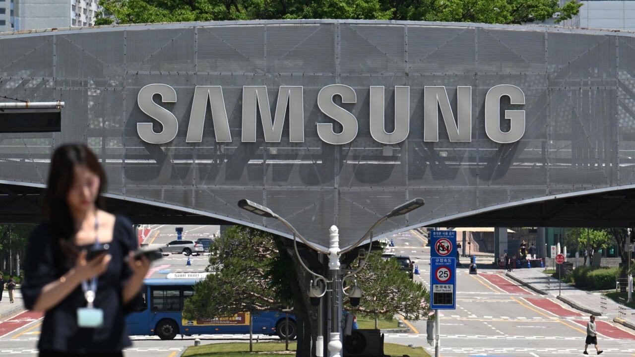 Image for article: Samsung <b>workers</b> avert <b>strike</b>, secure bonus deal after AI profit surge - France 24