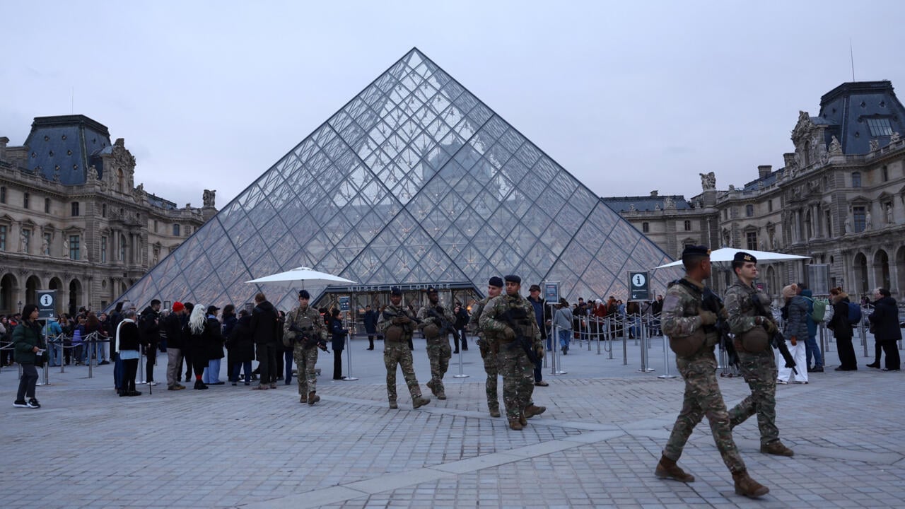 Image for article: Louvre to partially reopen after vote to extend strike over working conditions
