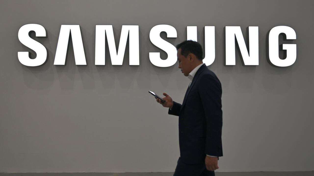 Image for article: South Korean labour minister to mediate talks as Samsung faces strike threat