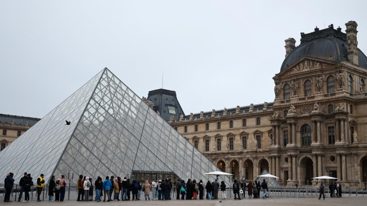 Image for article: Louvre staff continue strike over conditions, leaving museum partially open