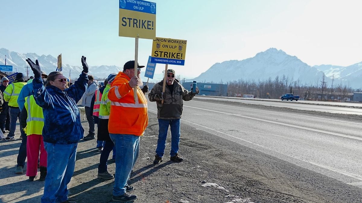 Image for article: No deal in Mat-Su bus <b>strike</b> as negotiations stall again