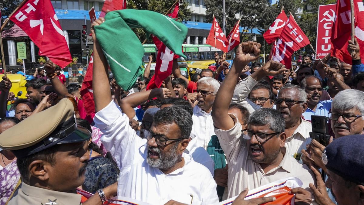 Image for article: Nationwide strike draws 30 crore participants, say trade unions