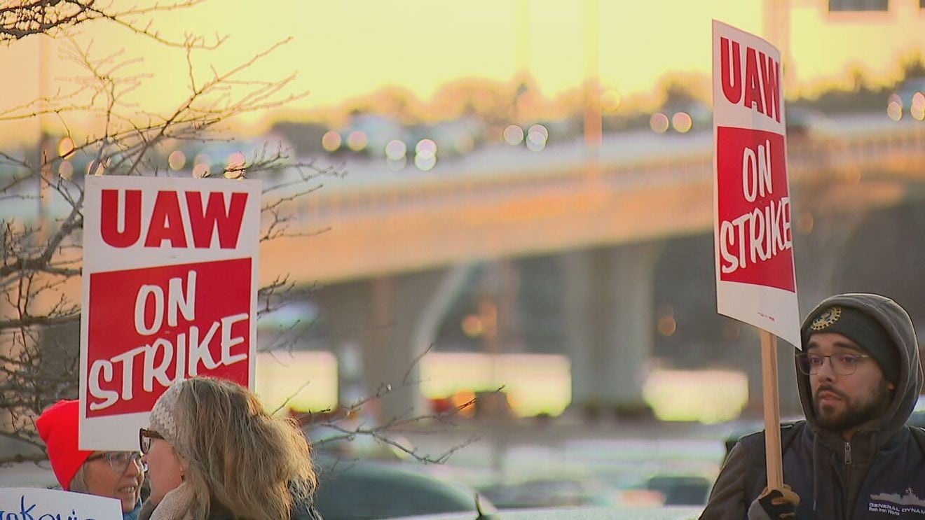 Image for article: Bath Iron Works sends revised offer to striking union workers