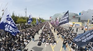 Image for article: Samsung, union enter last-ditch talks ahead of <b>strike</b> - The Korea Herald