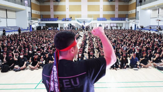 Image for article: Samsung Union Threatens to Blacklist Non-<b>Striking Workers</b> - Seoul Economic Daily