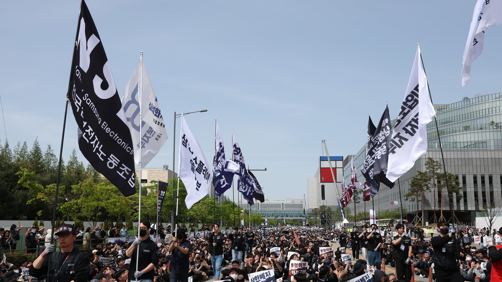 Image for article: Samsung Union Suspends Strike After Reaching Tentative Deal On Bonuses